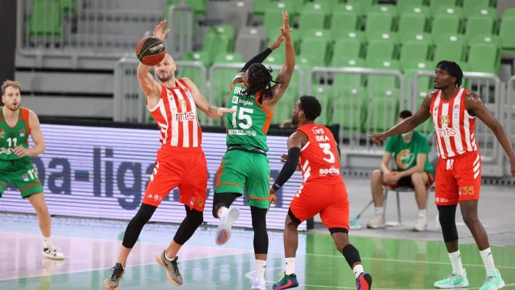 Fotografija: Drugi dvoboj v štirih dnevih med Cedevito Olimpijo in Crveno zvezdo je tudi drugič pripadel Beograjčanom. FOTO: ABA