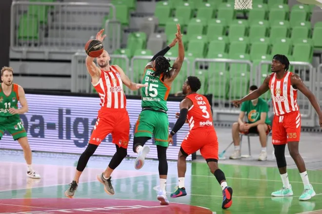 Drugi dvoboj v štirih dnevih med Cedevito Olimpijo in Crveno zvezdo je tudi drugič pripadel Beograjčanom. FOTO: ABA