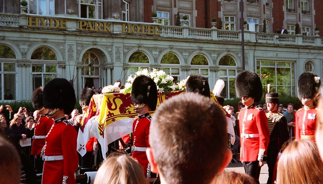 Pogreb valižanske princese Diane 6. septembra 1997 naj bi si po svetu ogledalo kar 2,5 milijarde gledalcev, s čimer je postal kot eden najbolj gledanih dogodkov. Foto Wikipedija