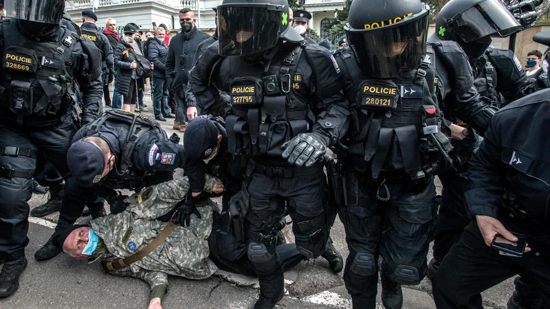 Fotografija: Uvajanje sankcij povzroča tudi vročo kri. Tako je policija obračunavala z demonstranti pred ruskim veleposlaništvom v Pragi. Foto Michal Cizek/AFP