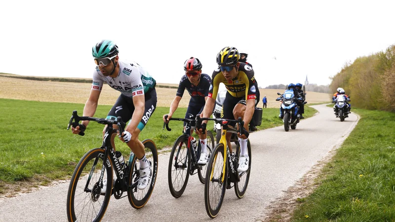 Fotografija: Wout van Aert (desno) je bil v šprintu močnejši od Maxa Schachmann (levo) in Toma Pidcocka. FOTO: Vincent Jannink/AFP