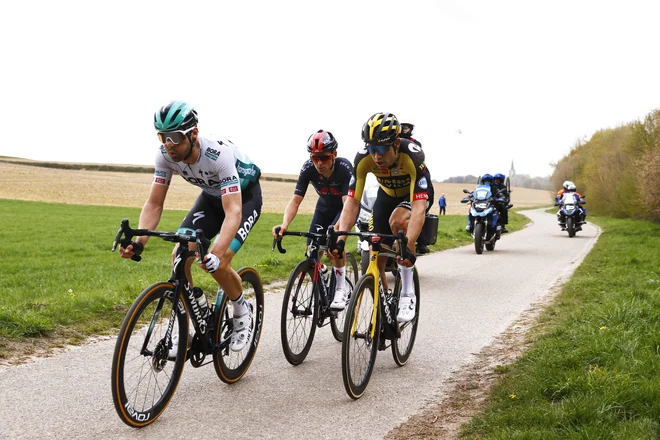 Wout van Aert (desno) je bil v šprintu močnejši od Maxa Schachmann (levo) in Toma Pidcocka. FOTO: Vincent Jannink/AFP