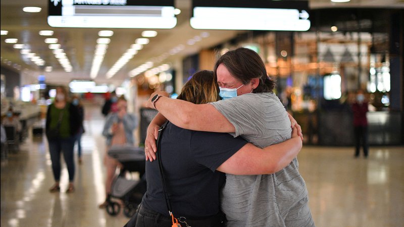 Fotografija: Srečanje matere in hčere na letališču v Sydneyju po prihodu zadnje iz Nove Zelandije. FOTO: Saeed Khan/AFP