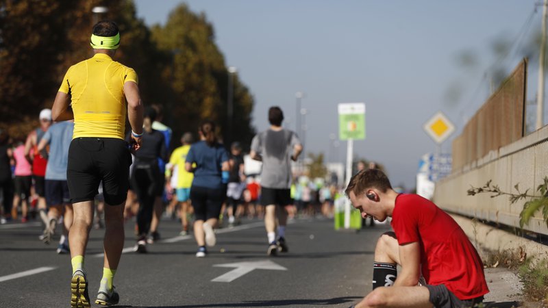 Fotografija: Postopnost stopnjevanja obremenitev ne velja le za preventivno vadbo, temveč tudi za tekaški trening. FOTO: Leon Vidic/Delo