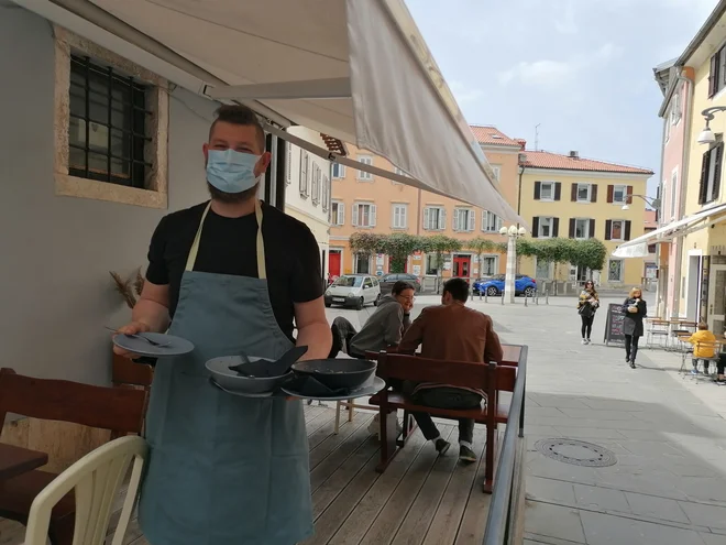 Tine Sukič je danes z navdušenjem stregel goste ob dveh mizah. FOTO: Nataša Čepar/Delo