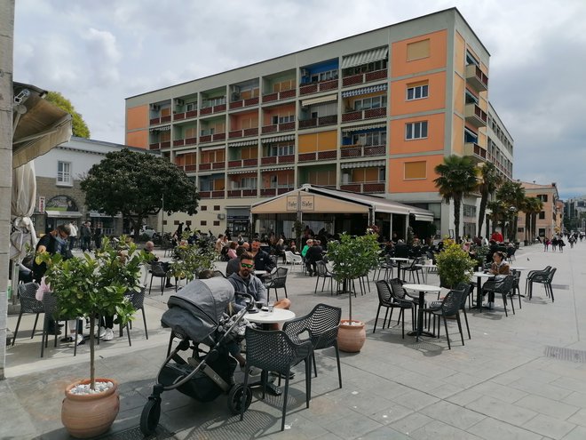Koprske kavarne ob promenadi so zaživele FOTO: Nataša Čepar/Delo