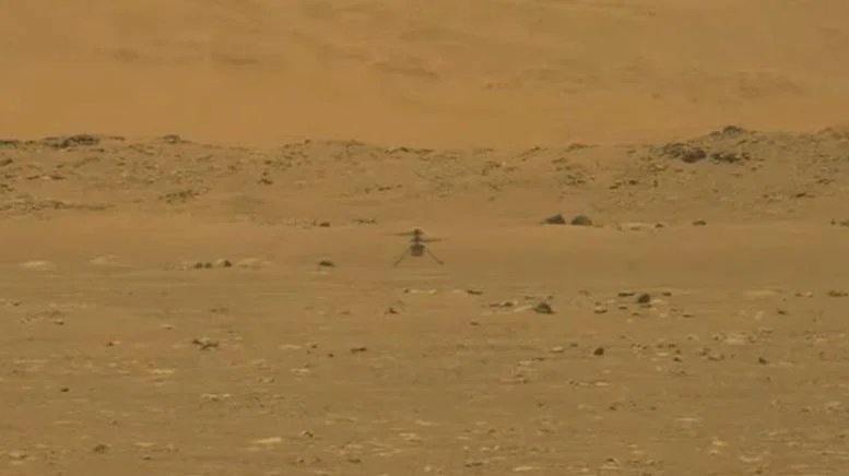 Fotografija: Helikopterček v zraku. Posnel ga je rover Perseverance. FOTO: Nasa
