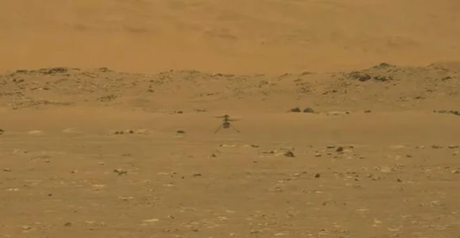 Helikopterček v zraku. Posnel ga je rover Perseverance. FOTO: Nasa