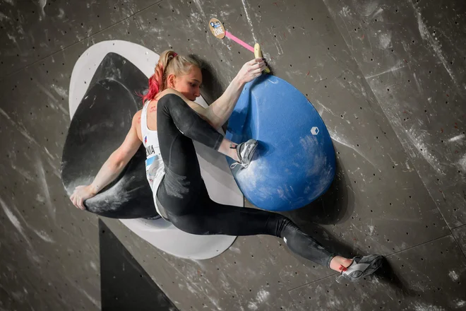 Janja Garnbret je olimpijsko leto 2021 odprla z zmago na tekmi svetovnega pokala športnih plezalk v balvanskem plezanju v švicarski alpski vasi Meiringen. Dvaindvajsetletnica je osvojila 27. zmago v svetovnem pokalu, 12. v balvanih. To je 11. zmaga v balvanih po vrsti za Garnbretovo, upoštevajoč svetovni pokal in svetovni prvenstvi. FOTO: Fabrice Coffrini/Afp
