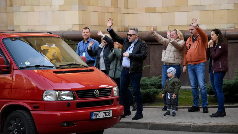 Fotografija: Kremelj je na izgon ruskih diplomatov odgovoril z izgonom skupine čeških diplomatov, ki so včeraj zapustili Moskvo. Foto: Alexander Nemenov/Afp