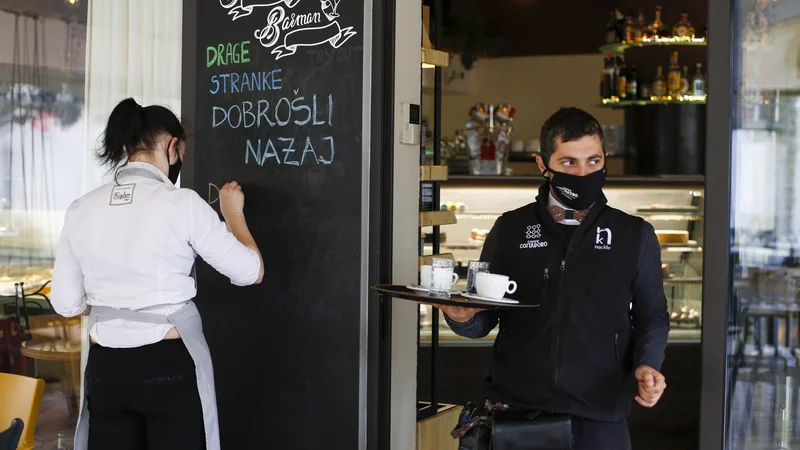 Priprave na odprtje&nbsp; v lokalu Triglav v Kopru. FOTO:&nbsp; Matej Družnik/Delo