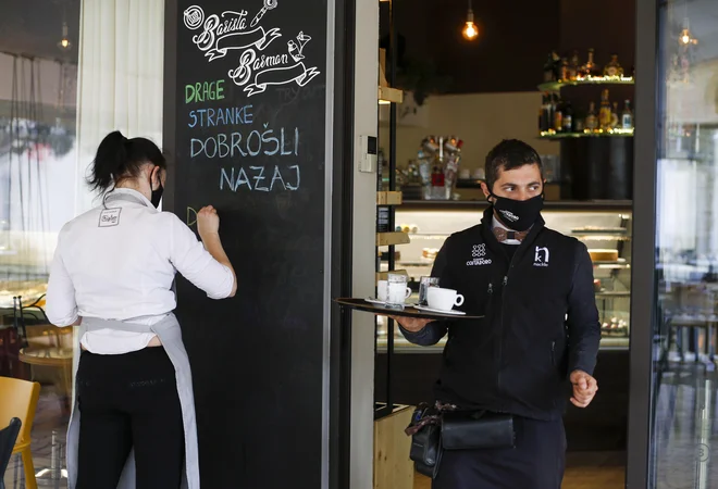 Priprave na odprtje&nbsp; v lokalu Triglav v Kopru. FOTO:&nbsp; Matej Družnik/Delo
