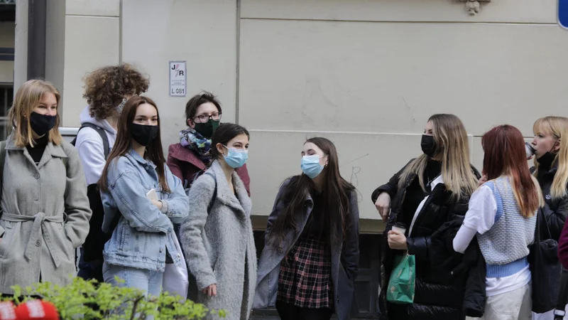 Fotografija: V ZD Maribor se je za cepljenje prijavilo 246 maturantov in 5 spremljevalcev. FOTO: Voranc Vogel/Delo