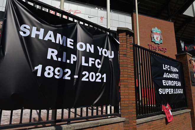 Proti superligi so tudi navijači 12 klubov, kar so takole izrazili pred Liverpoolovim Anfieldom. FOTO: Paul Ellis/AFP