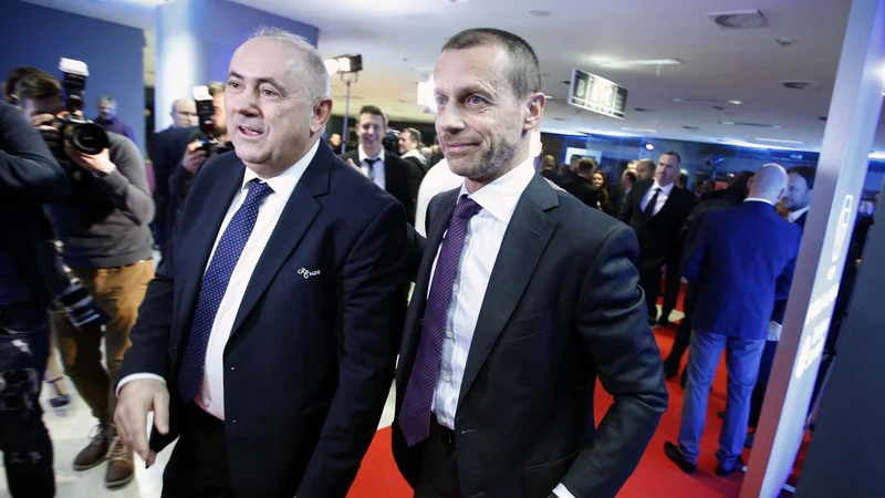 Radenko Mijatović (levo) podpira prvega moža UEFA Aleksandra Čeferina (desno). FOTO: Roman Šipić/Delo