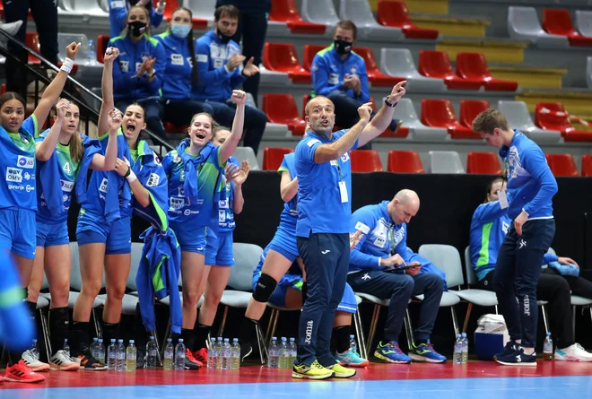 Slovenski selektor Dragan Adžić je moral spremeniti zasedbo za revanšo z Islandijo. FOTO: Matej Družnik/Delo