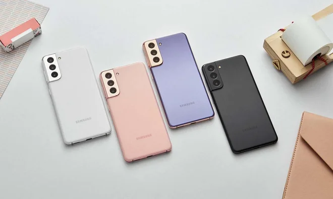 Najnovejša serija Samsung Galaxy S21 5G pametnih telefonov uporabnikom ponuja eleganten dizajn, vrhunske kamere in inovativne možnosti povezovanja. FOTO: Samsung