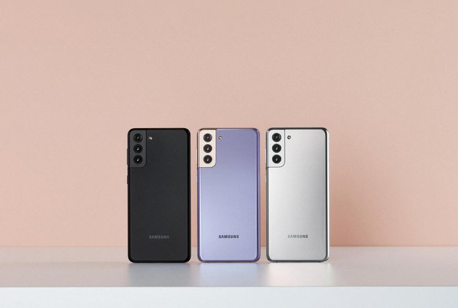 Galaxy S21 5G ima drzno zasnovo s 15,75-centimetrskim zaslonom, Galaxy S21+ 5G pa ponuja 17,02-centimetrski razširjeni zaslon in močnejšo baterijo ter je odlična izbira za ljubitelje maratonskega gledanja serij. FOTO: Samsung