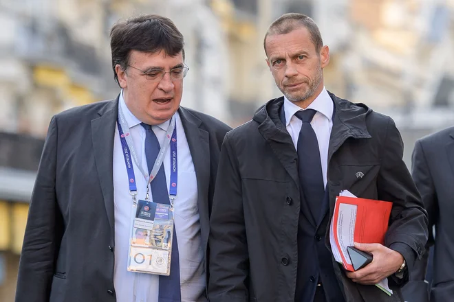 Če bo uresničil napovedi o izključitvi klubov, ki so se odločili za superligo, iz lige prvakov in prepovedjo nastopov igralcem na reprezentačnnih tekmah, čaka predsednika Uefe Aleksandra Čeferina in generalnega sekretarja Theodoreja Theodoridisa težka in negotova pravna bitka. FOTO: Fabrice Coffrini/AFP