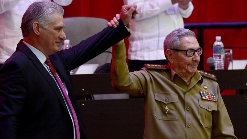 Fotografija: Raúl Castro (desno) je formalno vodenje partije predal Miguelu Díaz-Canelu. FOTO: Stringer/Reuters