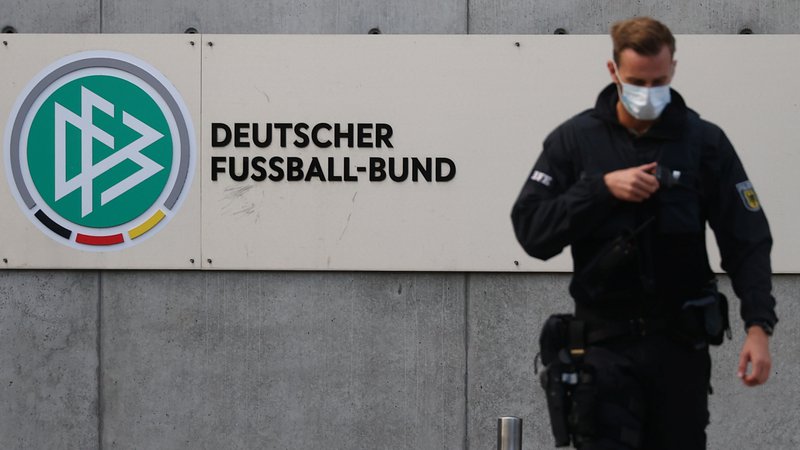Fotografija: Nemška nogometna zveza ne bo trpela odpadniških in sebičnih klubskih dobičkarjev. FOTO: Kai Pfaffenbach/Reuters