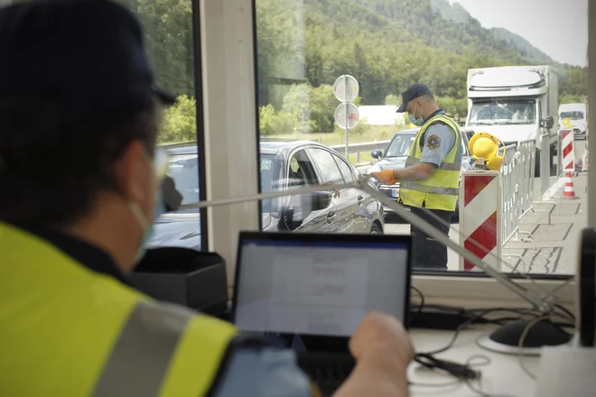 Za prehajanje mej brez napotitve v karanteno je treba predložiti potrdilo o negativnem testu, prebolelosti ali cepljenju.<br />
FOTO: Jure Eržen/Delo