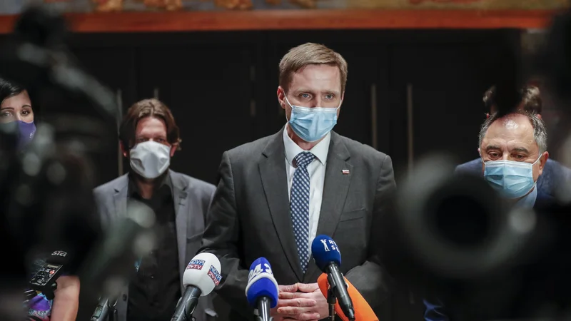 Fotografija: Igor Zorčič je povedal, da za zdaj na mizi nima predloga za svojo razrešitev. Glede morebitnega odstopa pa je dejal: »Pripravljen sem odstopiti, če je temu pripravljena slediti koalicija in odstopi celotna vlada.« FOTO: Uroš Hočevar/Delo