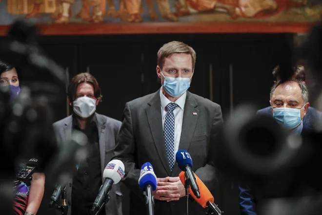Igor Zorčič je povedal, da za zdaj na mizi nima predloga za svojo razrešitev. Glede morebitnega odstopa pa je dejal: &raquo;Pripravljen sem odstopiti, če je temu pripravljena slediti koalicija in odstopi celotna vlada.&laquo; FOTO: Uroš Hočevar/Delo