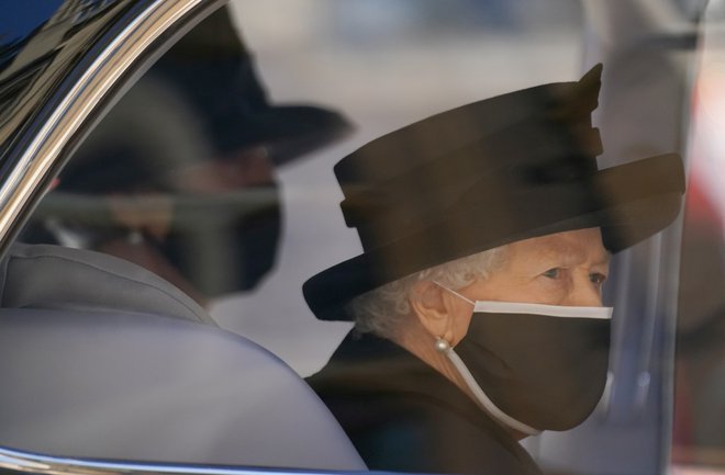 Lani, prvič v zgodovini njenega vladanja, je kraljičin rojstni dan zaradi pandemije covida-19 minil brez topovskih salv. Enako bo letos, a zaradi žalovanja za možem, princem Filipom. FOTO: Reuters