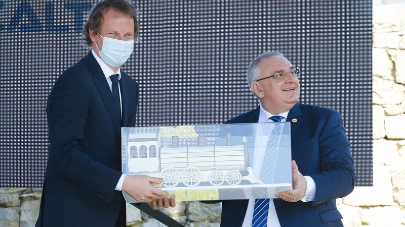Fotografija: Kristjan Mugerli (levo) in Pavle Hevka ob podpisu pogodbe za prvo etapo drugega tira. Po praznikih sledi podpis pogodbe za gradnjo drugega tira. FOTO: Jože Suhadolnik/Delo