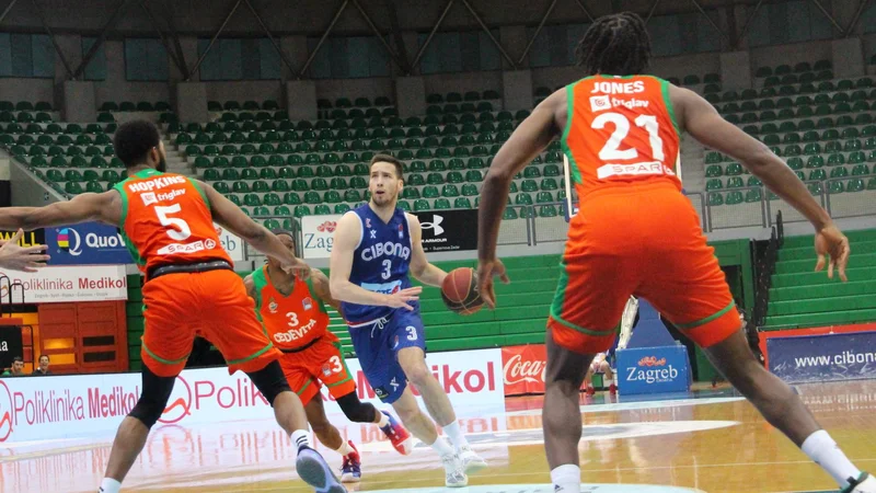 Fotografija: Obramba Cedevite Olimpije ni mogla zaustaviti poletne Cibone. FOTO: ABA