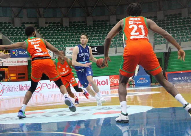 Obramba Cedevite Olimpije ni mogla zaustaviti poletne Cibone. FOTO: ABA