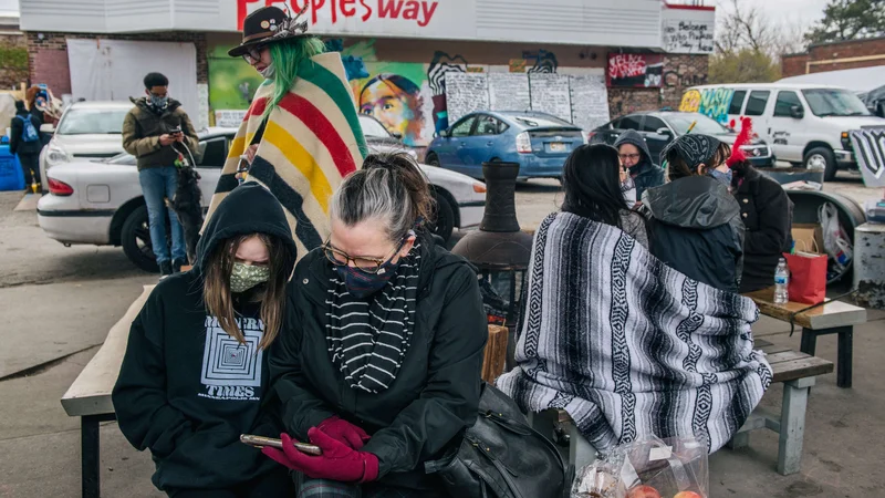 Fotografija: Razglasitev razsodbe je veliko ljudi spremljalo pred sodiščem v Minneapolisu. FOTO: Brandon Bell/AFP