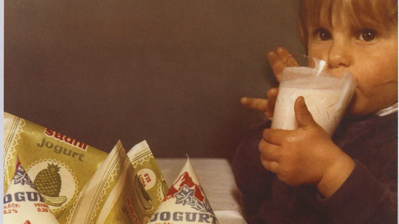 Fotografija: Morda so reklame kazale številne sadne okuse, a vsakič znova sem v trgovini razočarano našla samo limonin ali pomarančni jogurt. FOTO: arhiv Ljubljanske mlekarne