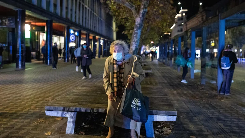 Fotografija: V zadnjem času narašča število primerov, ko akviziterji starejšim prodajajo različne nepotrebne stvari. Foto Voranc Vogel