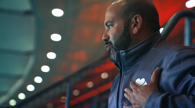 Starši lahko prek inovativne jopice čutijo, kako njihovi otroci doživljajo radost ob spremljanju nogometašev na tekmah lige prvakov. FOTO: Arhiv Mastercarda