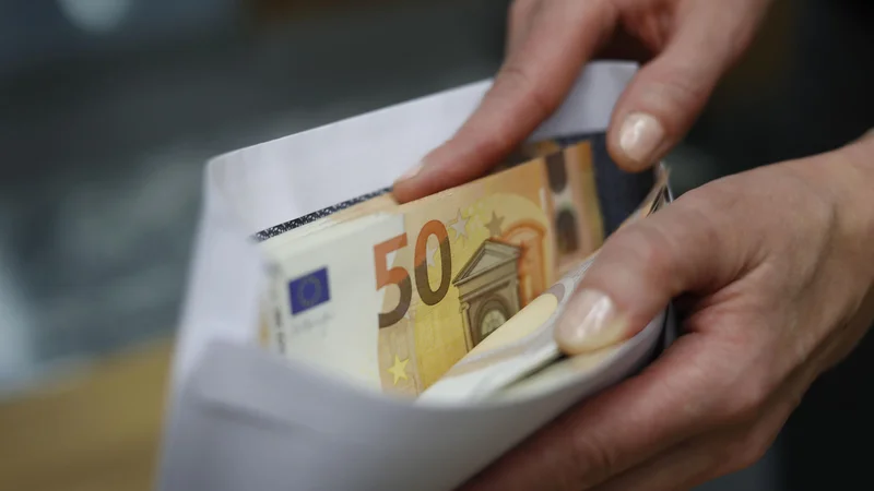 Fotografija: Leta 2025, ko bodo v celoti veljale vse predlagane davčne spremembe, bo pri povprečni plači posamezniku ostala še ena plača. FOTO: Leon Vidic/Delo
