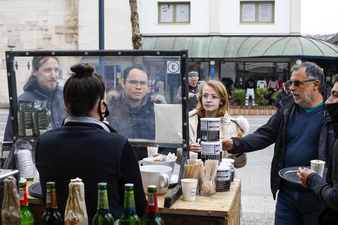 Veliko podjetij, recimo v turizmu in gostinstvu, od sredine marca do junija sploh ni smelo obratovati. FOTO: Matej Družnik/Delo