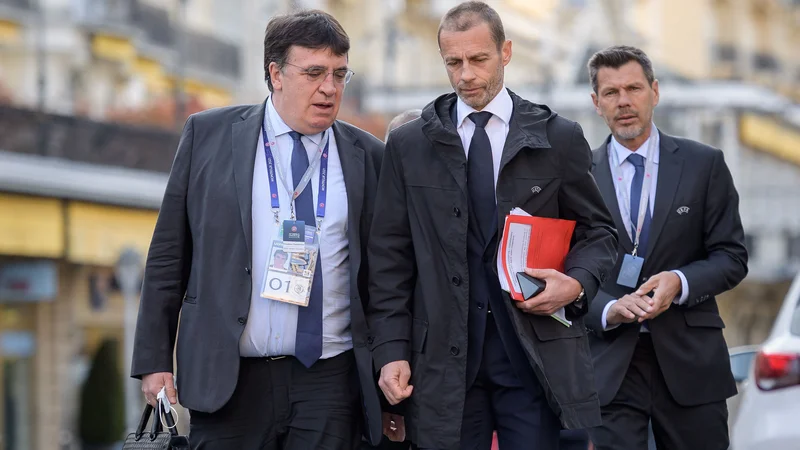 Fotografija: Aleksander Čeferin je prispel na kongres Uefe v spremstvu generalnega sekretarja Theodora Theodoridisa in svetovalca Zvonimirja Bobana, v rokah pa je očitno držal prave karte. FOTO: Fabrice Coffrini/AFP