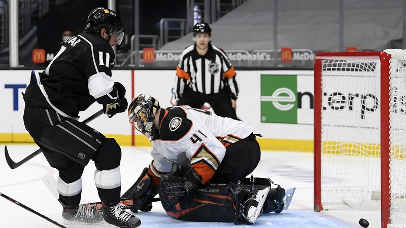 Anže Kopitar je takole spravil plošček za hrbet Anaheimovega vratarja Anthonyja Stolarza. FOTO: Harry How/AFP
