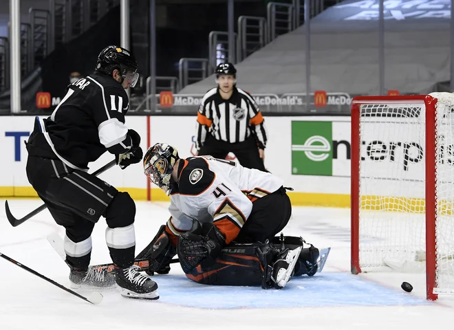 Anže Kopitar je takole spravil plošček za hrbet Anaheimovega vratarja Anthonyja Stolarza. FOTO: Harry How/AFP