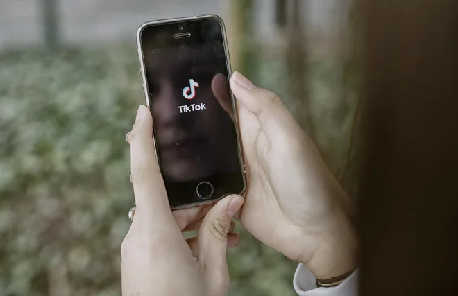 Podatke o uporabnikih naj bi Tiktok prodajal drugim podjetjem. FOTO: Blaž Samec/Delo