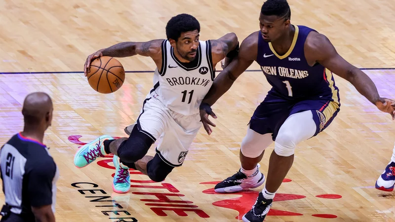 Fotografija: Kyrie Irving (levo, pokriva ga Zion Williamson) je prispeval levji delež k zmagi Brooklyna nad New Orleansom. FOTO: Stephen Lew/Usa Today Sports