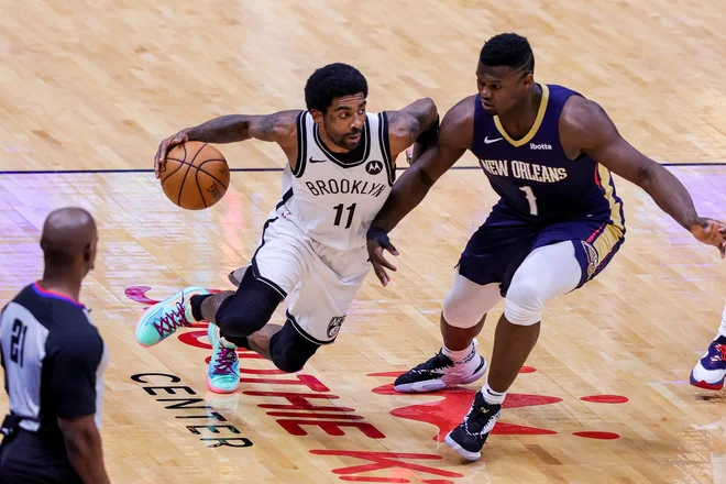 Kyrie Irving (levo, pokriva ga Zion Williamson) je prispeval levji delež k zmagi Brooklyna nad New Orleansom. FOTO: Stephen Lew/Usa Today Sports