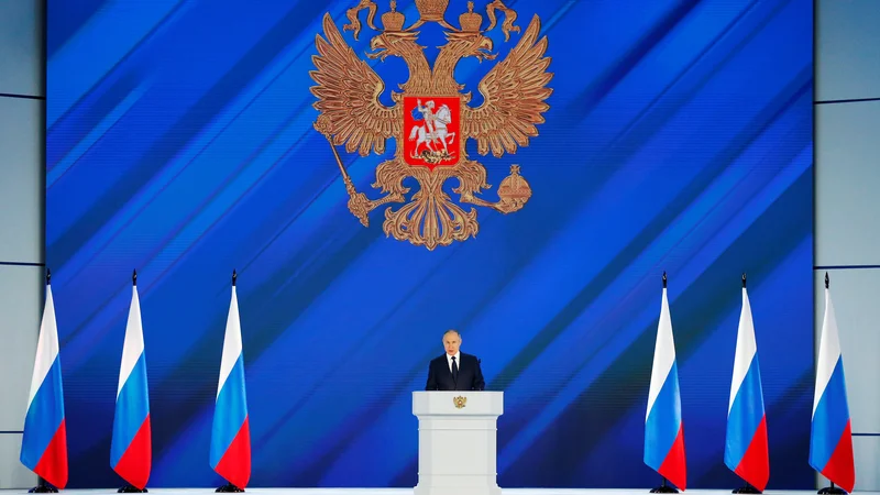 Fotografija: Letošnjo »postcovidno« poslanico predstavnikom ljudstva je predsednik Ruske federacije Vladimir Putin posvetil zlasti domačim temam. FOTO: Aleksander Zemljaničenko/Reuters