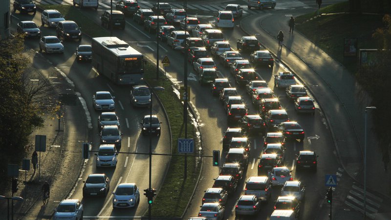 Fotografija: Promet prispeva polovico emisij in ogroža vse podnebne cilje. FOTO: Jože Suhadolnik/Delo