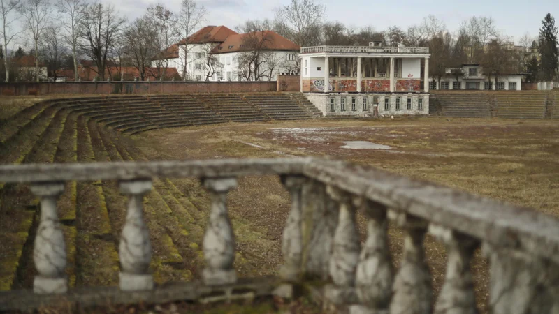 Fotografija: Medtem, ko državni uradniki prekladajo dokumentacijo in enkrat soglašajo z dovoljenji, drugič spet ne, Plečnikov stadion sramotno propada. FOTO: Leon Vidic/Delo