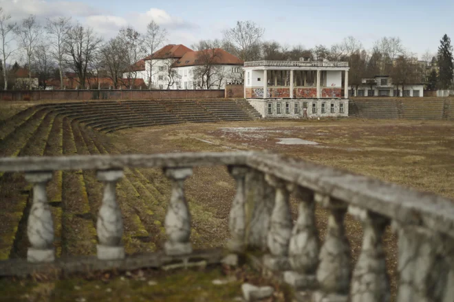 Medtem, ko državni uradniki prekladajo dokumentacijo in enkrat soglašajo z dovoljenji, drugič spet ne, Plečnikov stadion sramotno propada. FOTO: Leon Vidic/Delo
