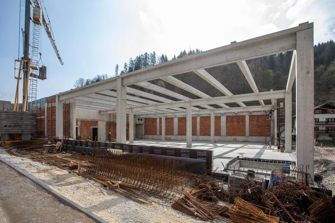 Gradnja trgovine, ki bo imela več kot 1100 kvadratnih metrov prodajne površine, je bila na Cerkljanskem že dolgo pričakovana. FOTO: Urban Štebljaj