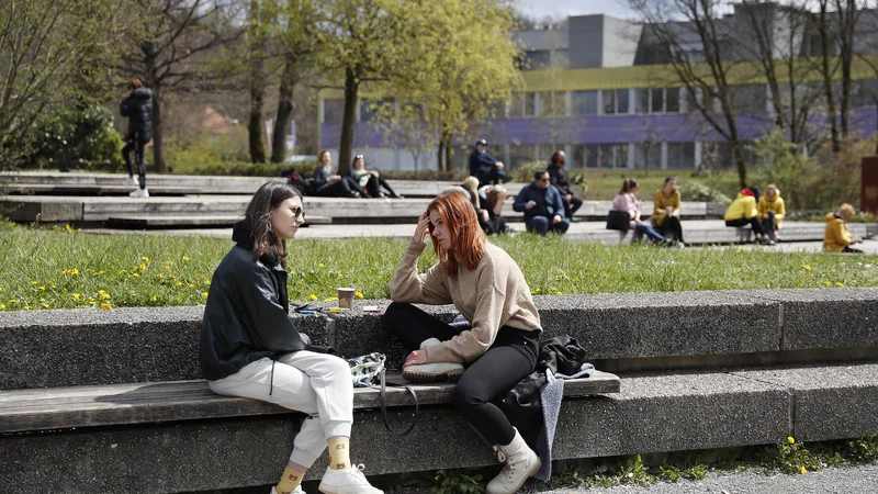 Ugotavljali bodo, od česa je odvisno povečanje anksioznosti in depresije med epidemijo. Foto Leon Vidic